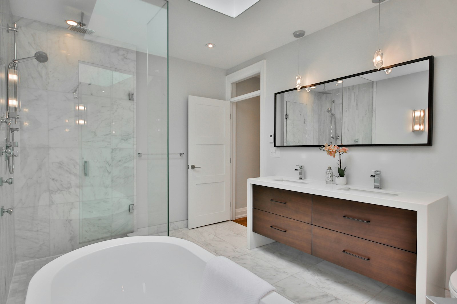Walk-In Shower or Bath? What Actually Decides It in a Dutch Bathroom