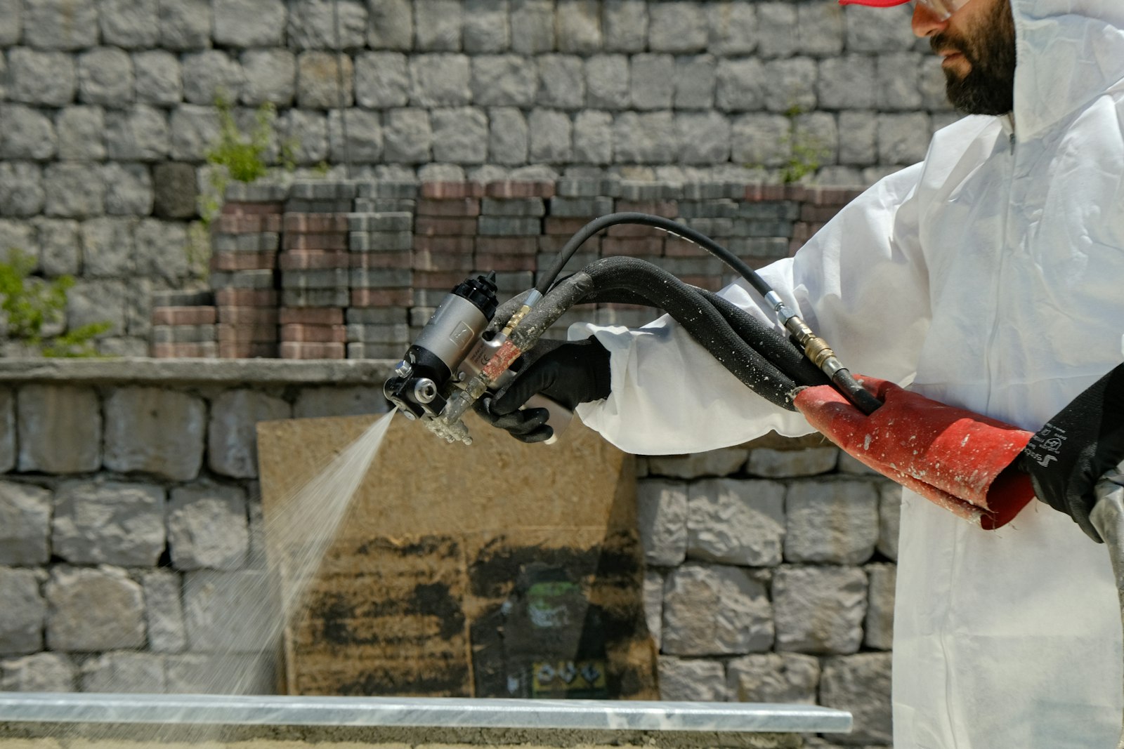 Roller painting or airless spraying?