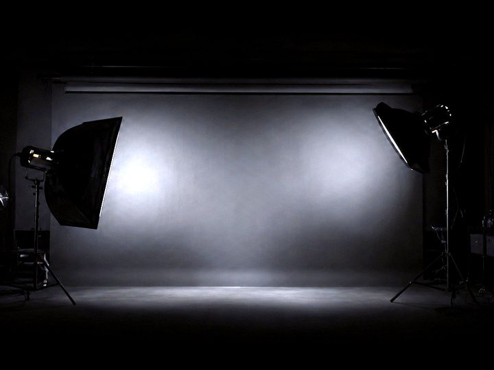 Hall 1: white cyclorama, two softboxes at the edges of the frame