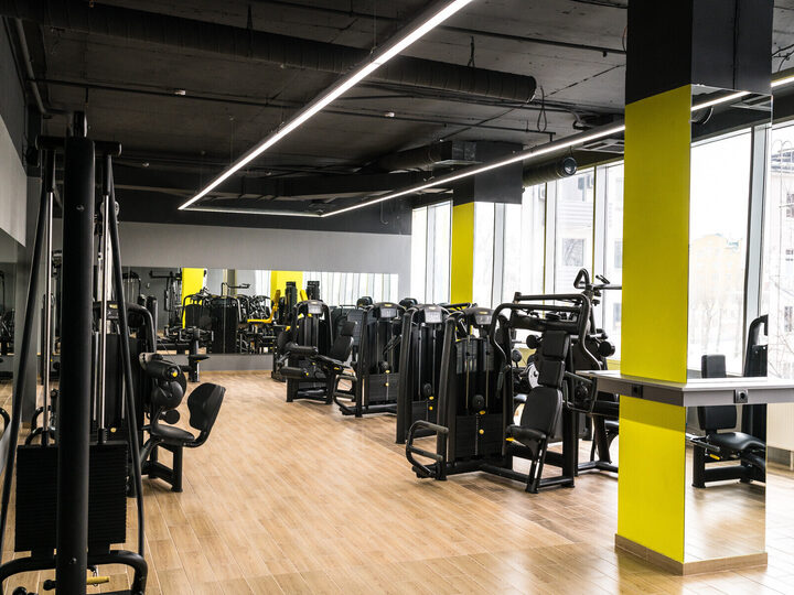 Functional zone: cable crossover, benches and open space for groups